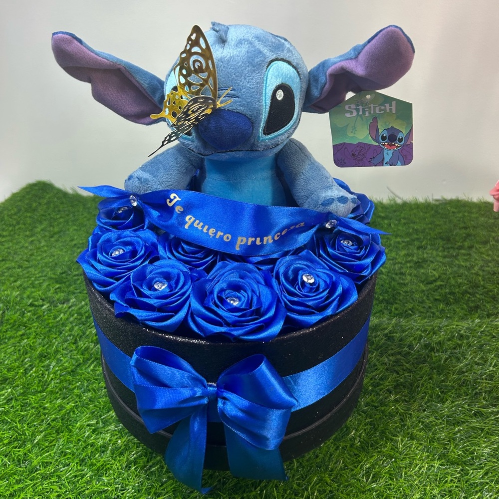 Caja negra cilíndrica con peluche y rosas eternas